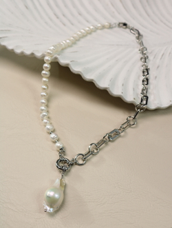 Колье с цепью и жемчугом "Городская русалка"