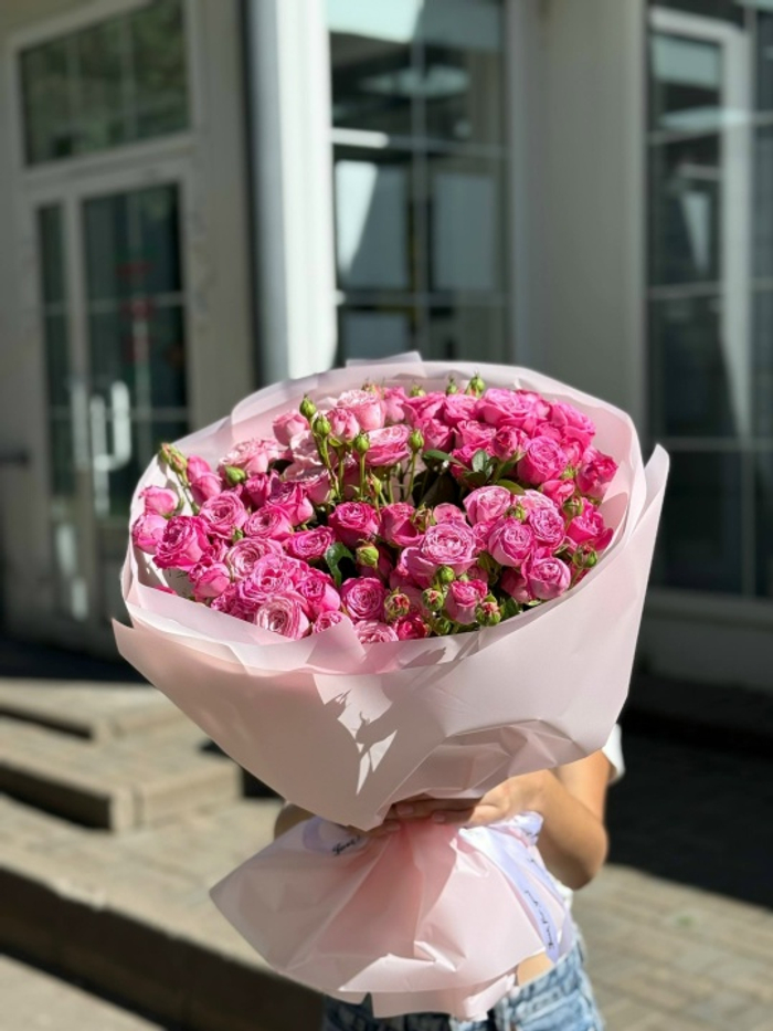 Пышный и красивый букет из 23 веток кустовых роз 50 см