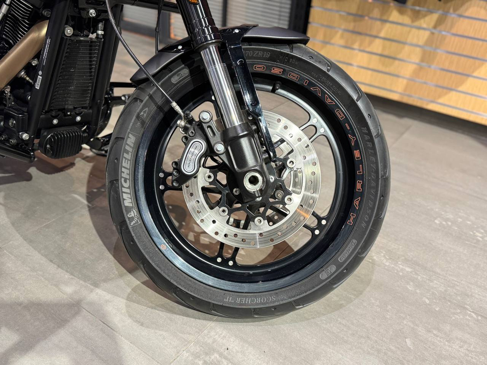 Harley-Davidson FXDR 114 (Белый)