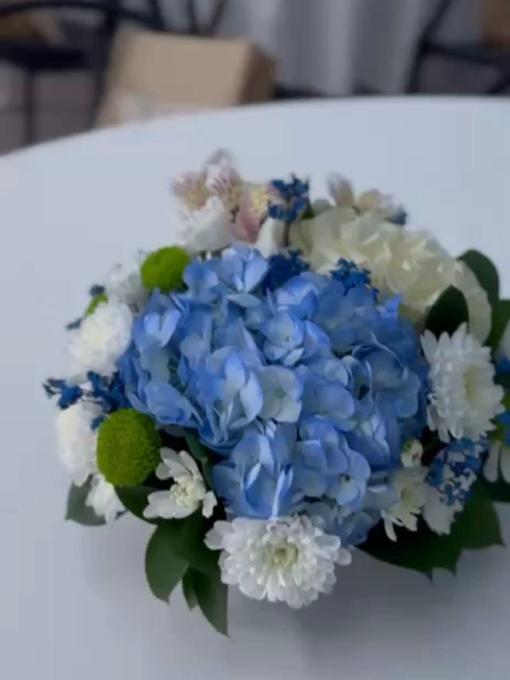 Настольная композиция с цветами в бело-синей гамме