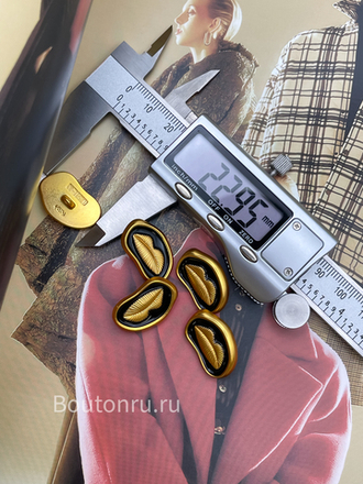 Пуговицы Скиапар. золотистые с черной эмалью "Губы"