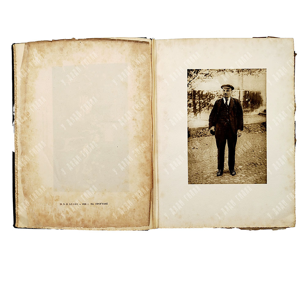 Ленин: Альбом. Сто фотографических снимков / сост. В. Гольцев. М.; Л.: Госиздат, 1927.