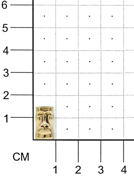 Фото бронзовой бусины Моаи вид на размерной сетке.