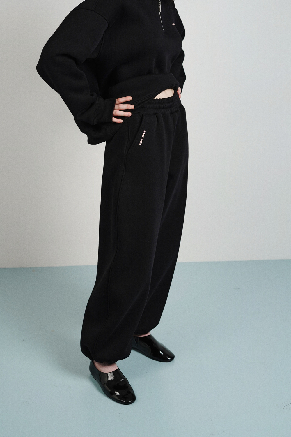 Брюки-бананы с начесом черного цвета