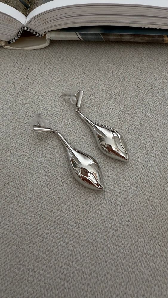 серебристый