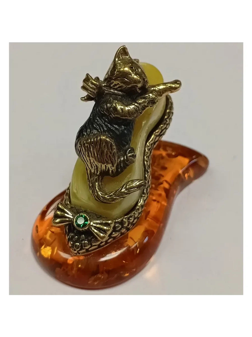 Бронзовая статуэтка на янтаре