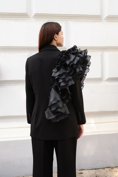 Чёрный двубортный жакет с декором «Зефир»