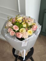 Букет из кустовых роз, гортензии, диантусов и форзиции