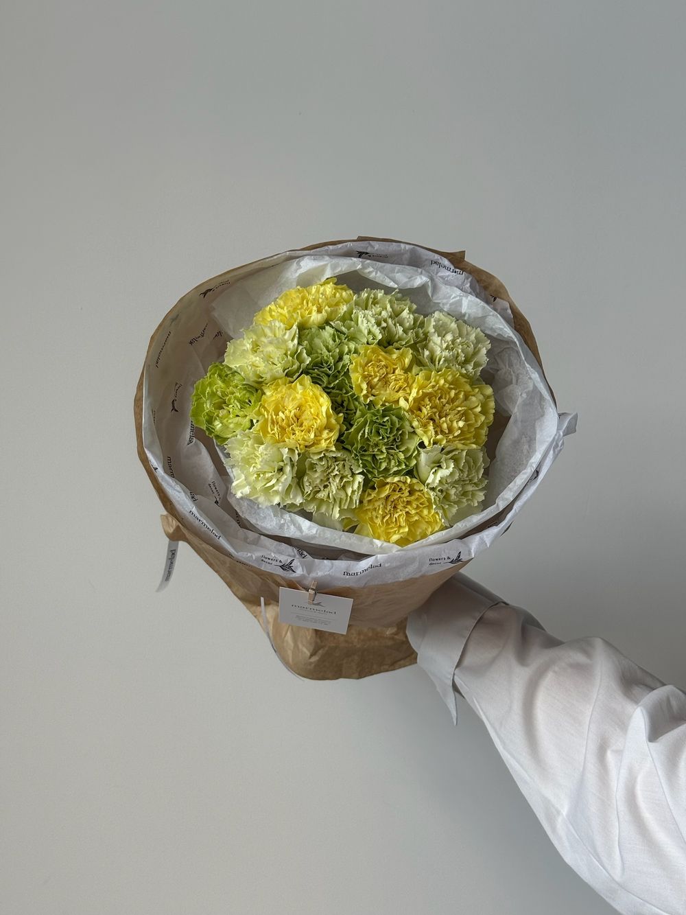 Букет моно из диантусов зеленого и желтого оттенка