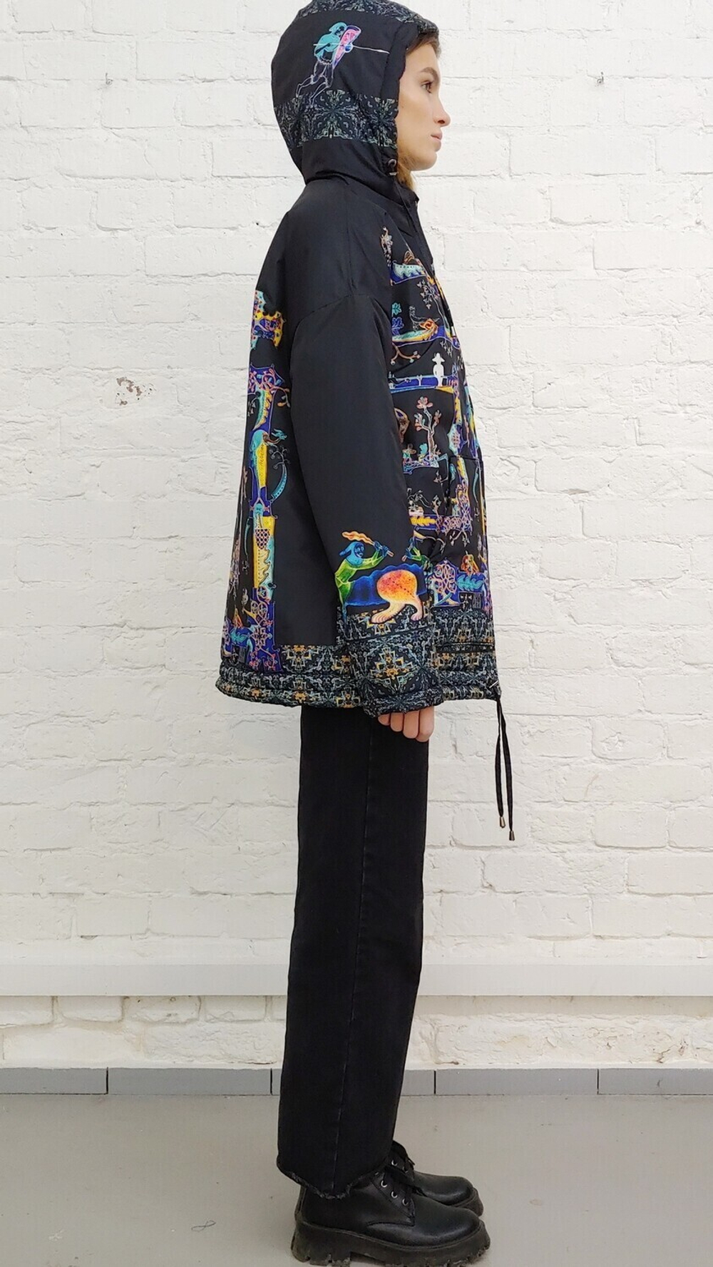 Двусторонняя куртка "Связь времён. Графика на чёрном", по мотивам абстрактной живописи Василия Кандинского и фантастических существ со страниц Псалтыри Латтрелла.