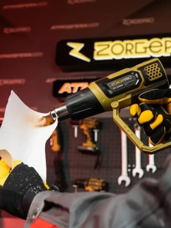 Фен строительный с дисплеем ZORGEPRO ФС-2300-E ( С НАБОРОМ КЕЙС, 2300 Вт, 300-500 л/мин, 60 / 600 градусов, Керамический Нагревательный Элемент )