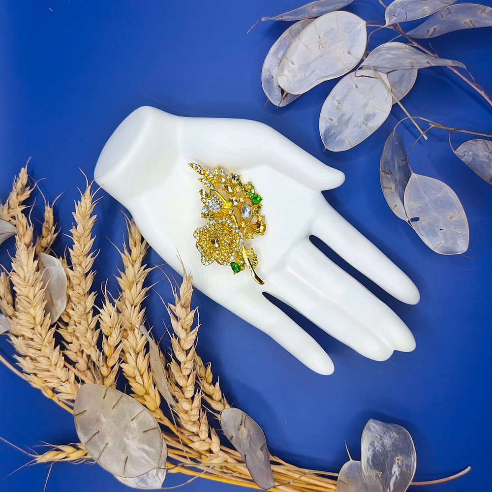 Брошь "Игривая веточка Розы"Выполнена из метала, страз и цирконов.