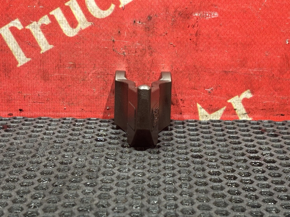 Кронштейн форсунки двигателя 2019 г.