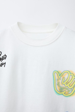 ZARA ФУТБОЛКА С ПРИНТОМ «ГРАФФИТИ», ЖЕЛТОВАТО-БЕЛЫЙ