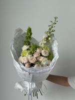 Букет сборный из кустовых пионовидных роз, диантусов, амми, дельфиниума и вибурнума