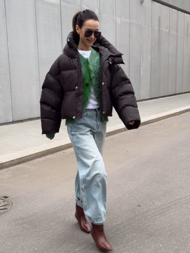 Укороченный пуховик шоколадного цвета с капюшоном