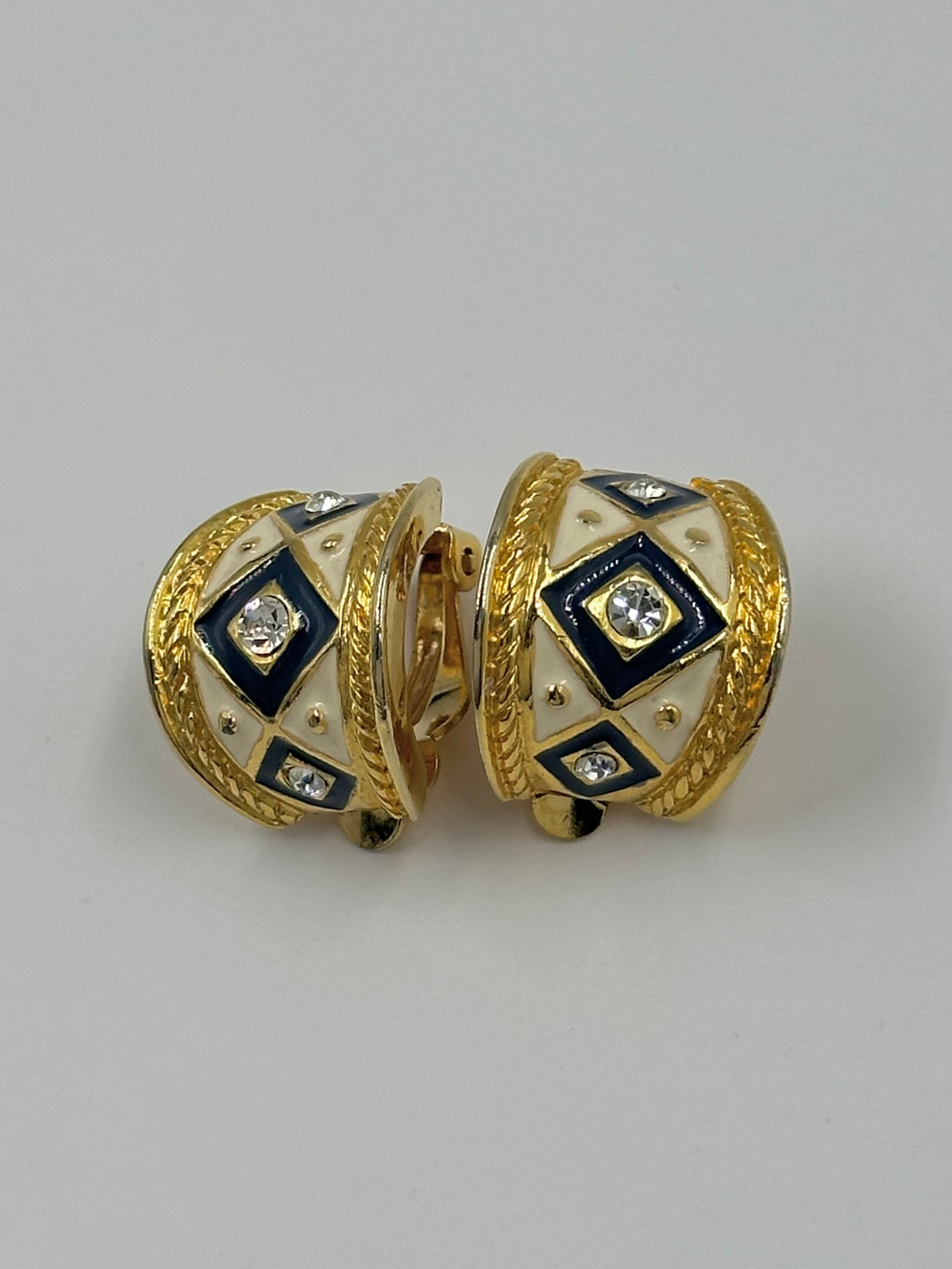 Клипсы с кремовой и синей эмалью