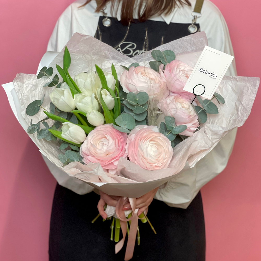 Авторский букет с пятью ранункулусами, семью тюльпанами и эвкалиптом 80220262