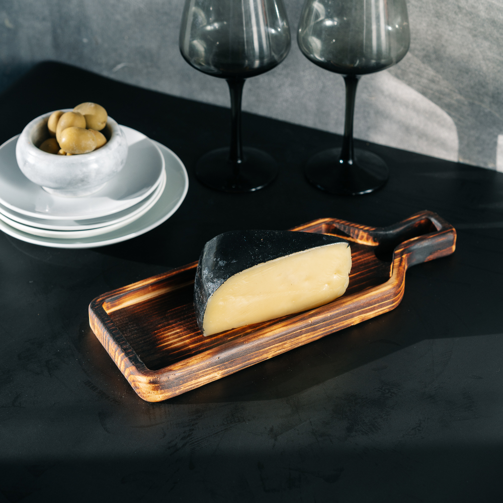 Доска для подачи блюд и закусок из древесины сибирского кедра "бутылка". RD96