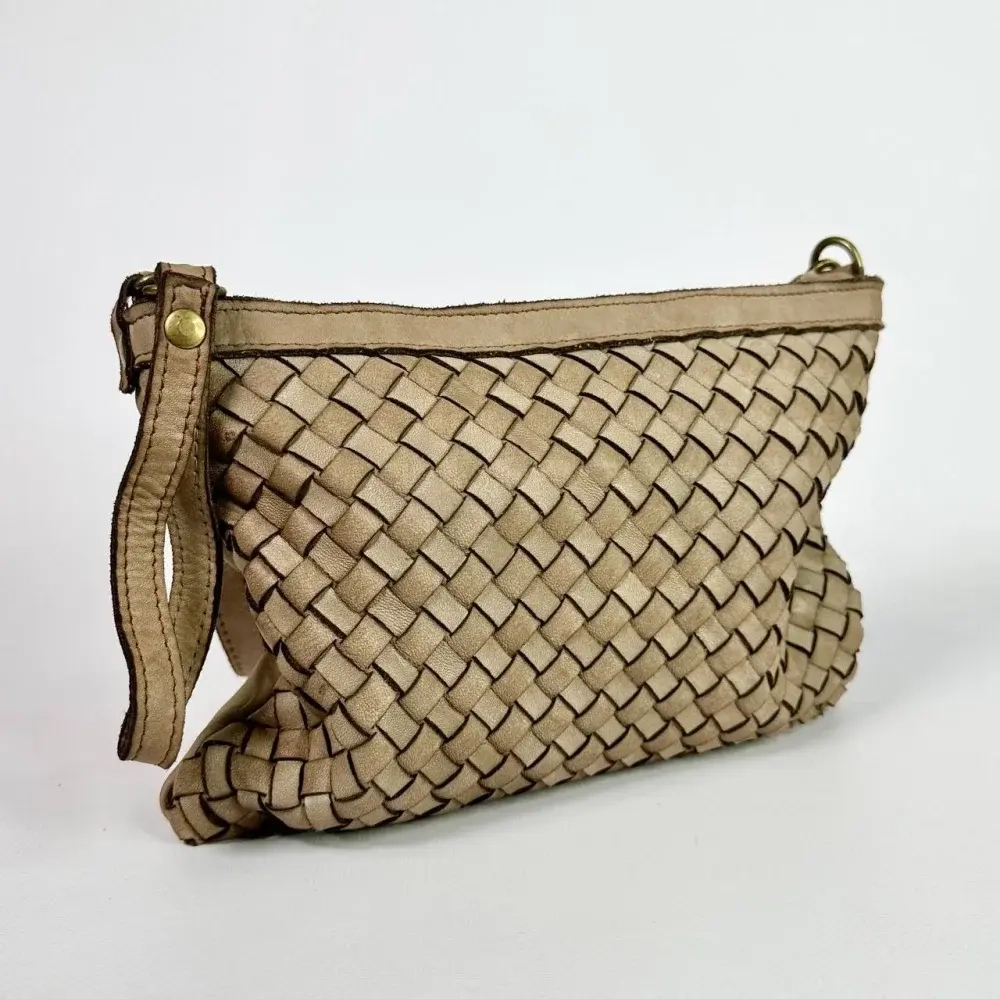 Женская сумка-клатч из натуральной кожи бежевого цвета