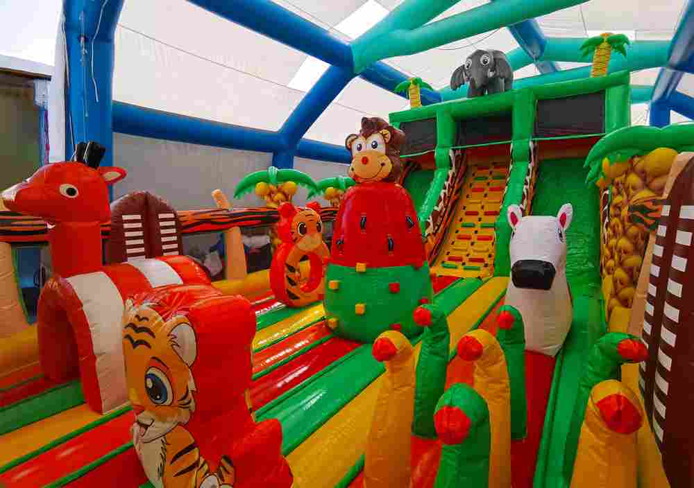 Коммерческий надувной батут «Сафари Ультра», 12*6*7 м.