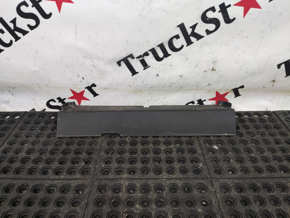 Накладка вещевого ящика правого