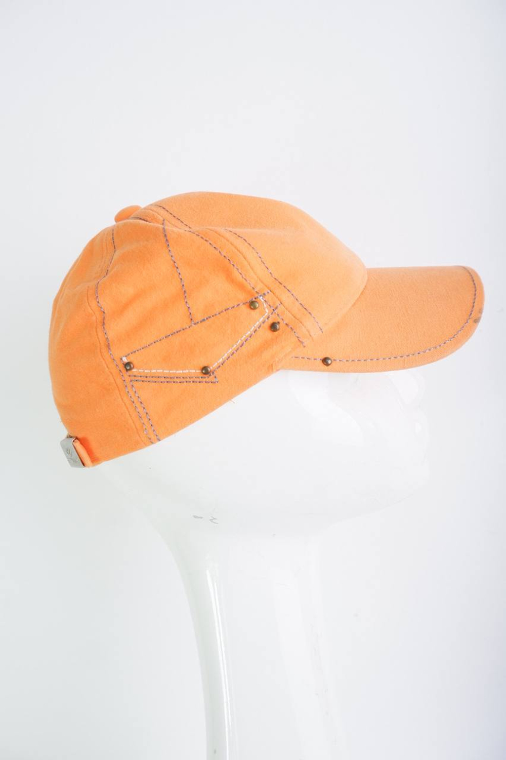 Кепка яркого цвета