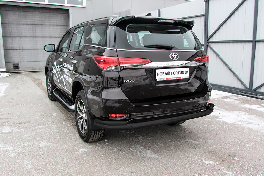 Защита заднего бампера Toyota Fortuner (2015-2023) d76+d42 длинная серебристая
