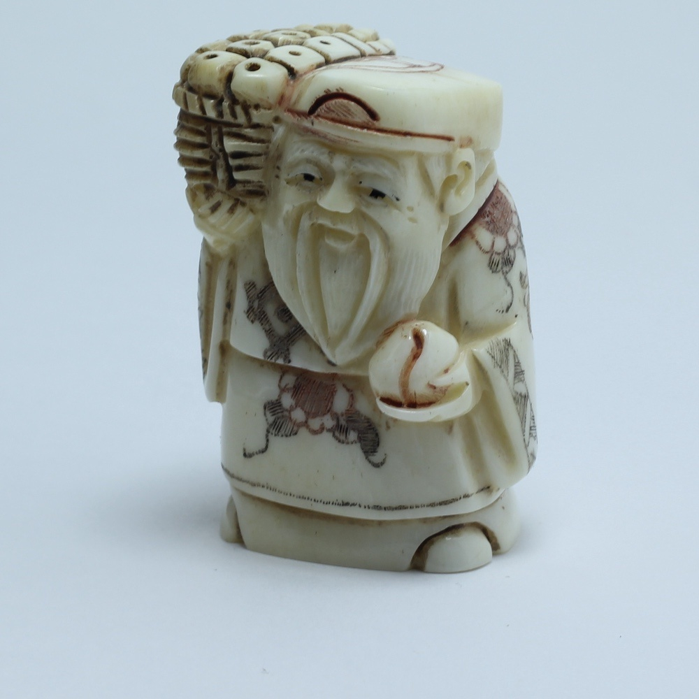 Нэцкэ Дзюродзин с корзиной фруктов на плече и персиком