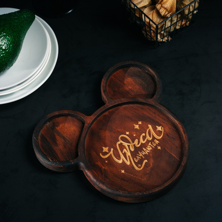 Деревянная менажница из древесины кедра для подачи блюд и закусок с гравировкой "Чудеса случаются"