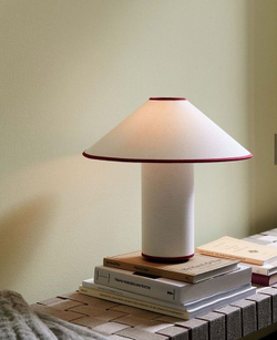 Элегантный настольный светильник в современном стиле.