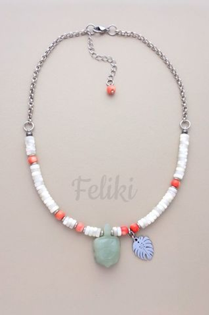 бусы из перламутра с нефритовой подвеской