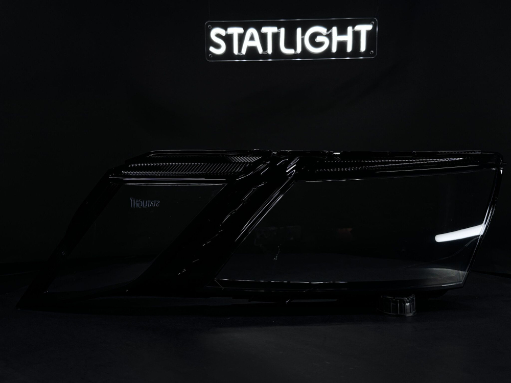 Левое стекло фары Skoda Octavia 2017-2023