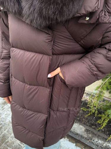 Удлиненный пуховик шоколадного цвета с меховым воротником и капюшоном