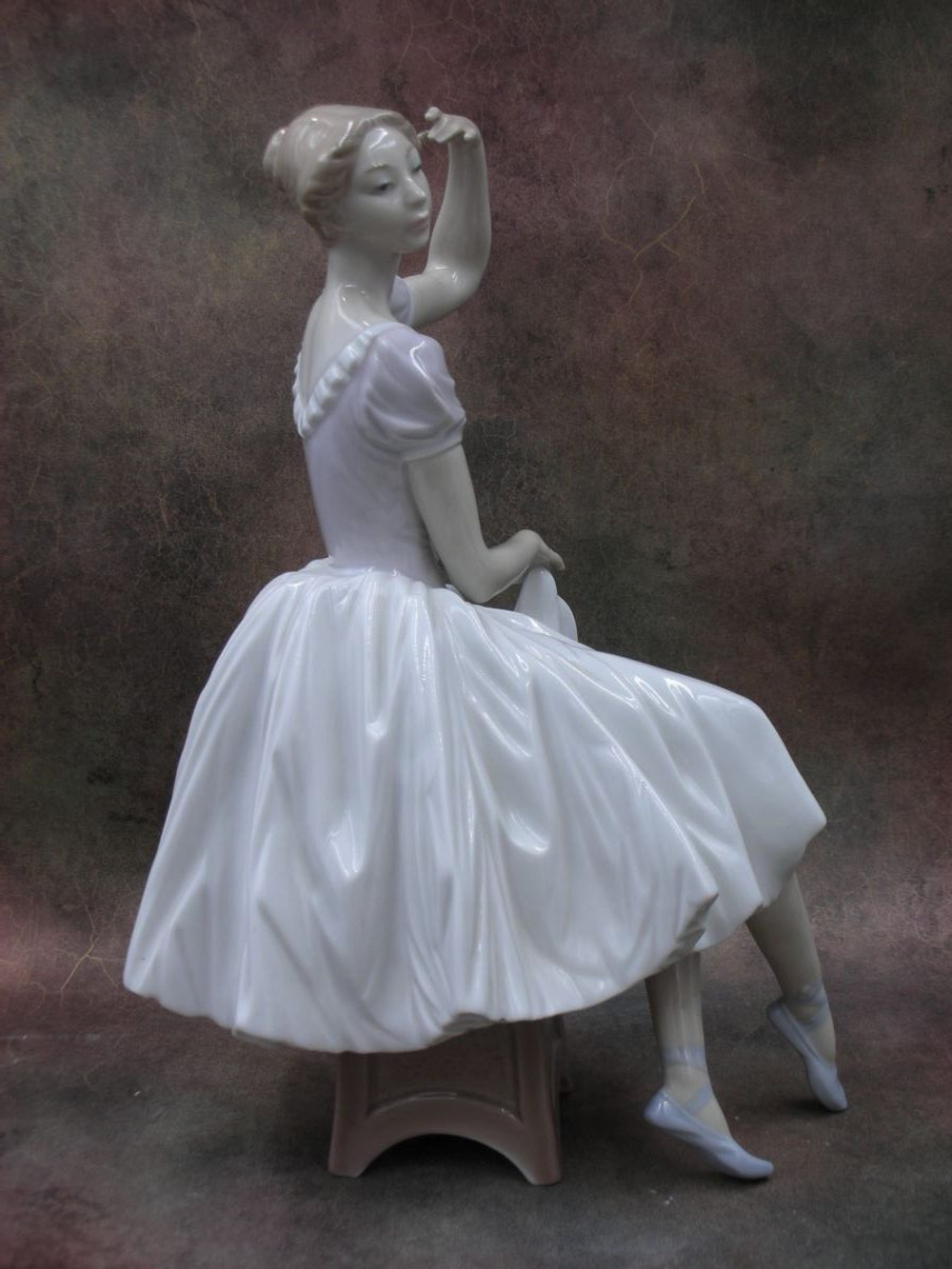 Статуэтка. Фарфор. Балерина Weary Ballerina. Lladro. Испания