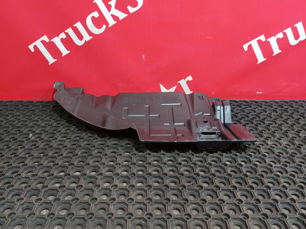 Шумоизоляция двигателя правая