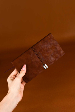 Еженедельник датированный 2026 ESCALADA, 175х95 мм, 64 л., арт. 70393/ 40 ТИВОЛИ ГЛОСС КОРИЧНЕВЫЙ (кожзам: мягкий переплёт, материал обложки: искусственная кожа "Тиволи глосс"; декор: блинтовое тиснение; способ крепления блока: ниткошвейный; вн. блок