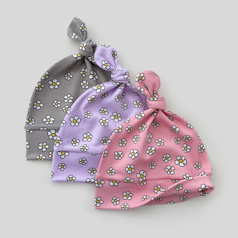 Лёгкая шапочка с узелком (ромашки на розовом)