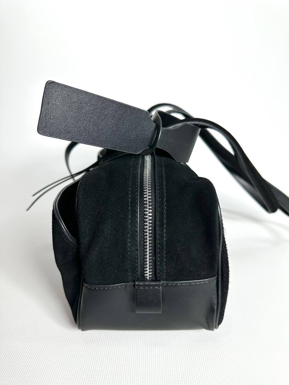 Женская замшевая сумка-багет черного цвета