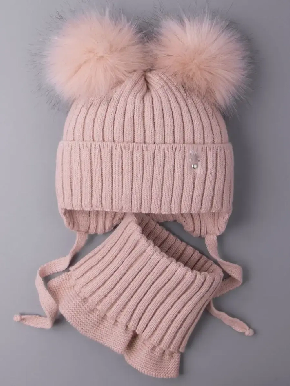 Шапка зимняя детская с помпонами и манишка