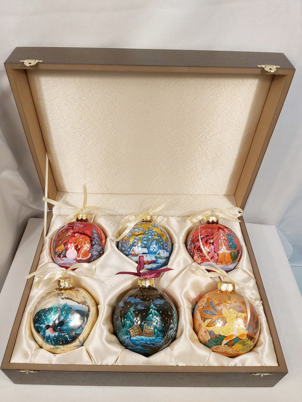 Сувенирный набор из 6-ти новогодних шаров с ручной росписью