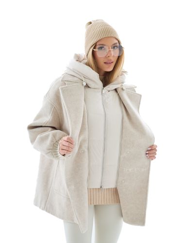 Бежевое двубортное пальто с манишкой