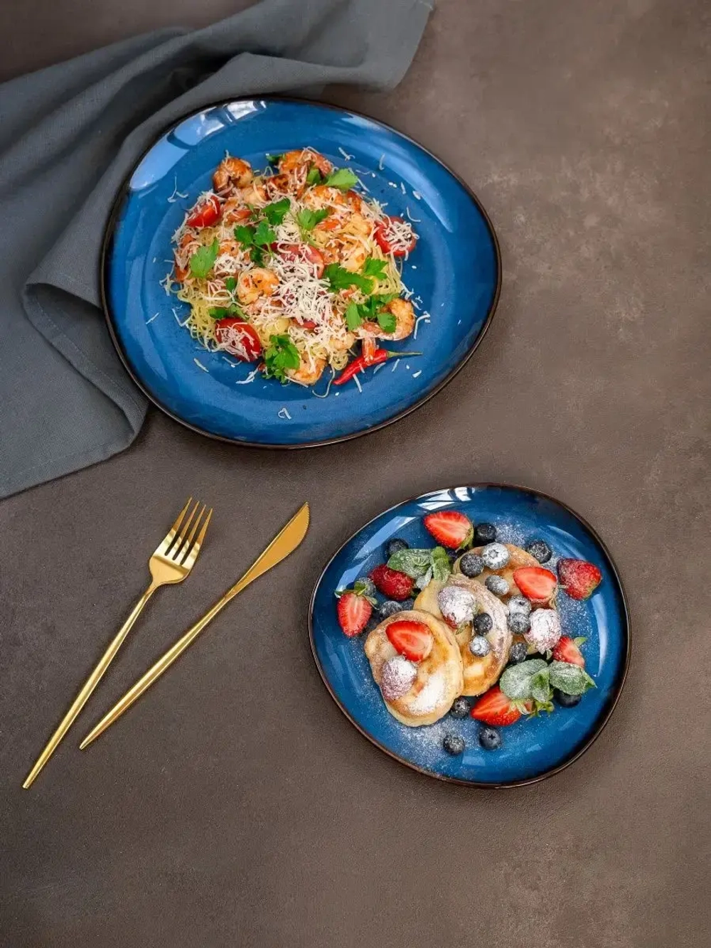 Набор посуды 2 тарелки синие треугольные плоские 28 см