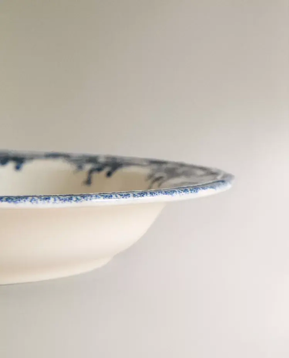 ZARA HOME ГЛУБОКАЯ ТАРЕЛКА ИЗ ФАЯНСА С ЦВЕТОЧНЫМ УЗОРОМ, СИНИЙ