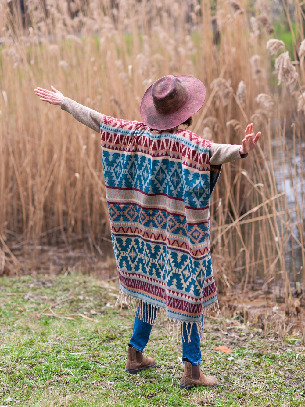 Накидка с этническим геометрическим орнаментом
