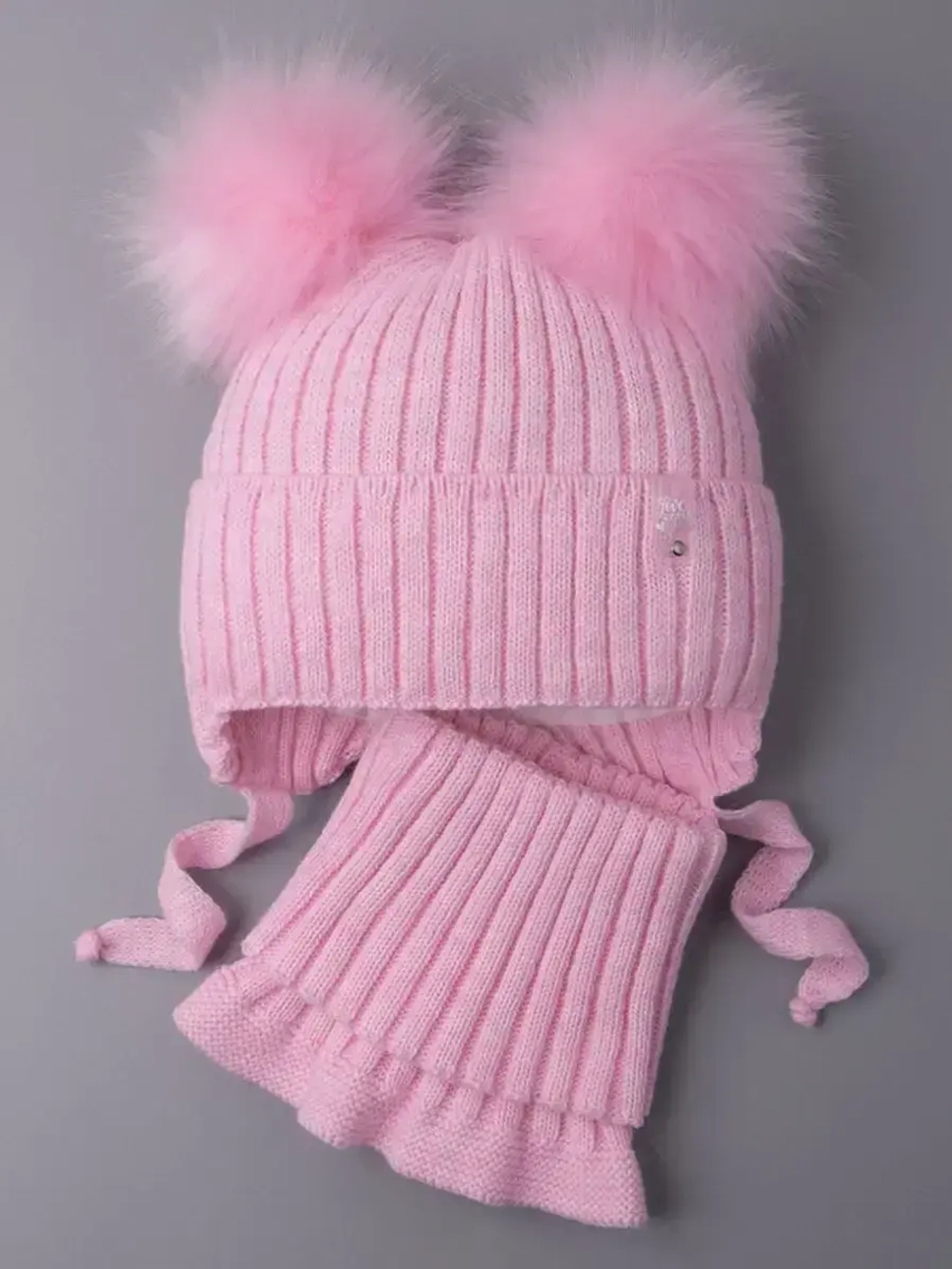 Шапка зимняя детская с помпонами и манишка