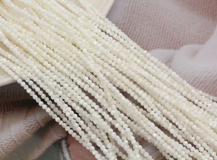 Нить бусин из перламутра 2,5мм, гладкие