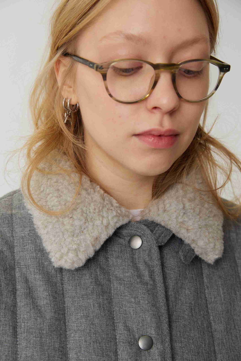 Стеганое пальто в серую елочку