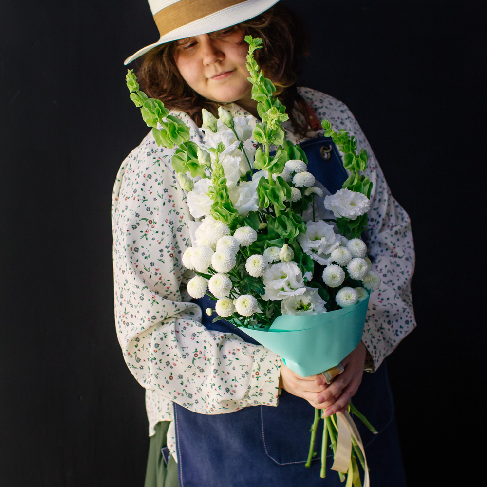 11. Стойкий букет в современном стиле с молюцеллой