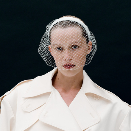 Вуаль белая на тонком ободке со стразами